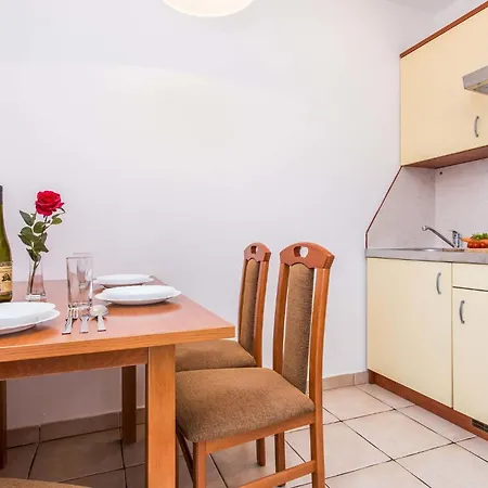 Appartamento Beautiful In With Kitchen Njivice
